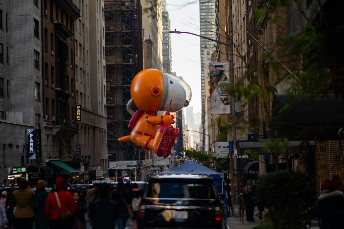 Photo of a parde in New York Center with a big Snoopy balloon in the center of the frame